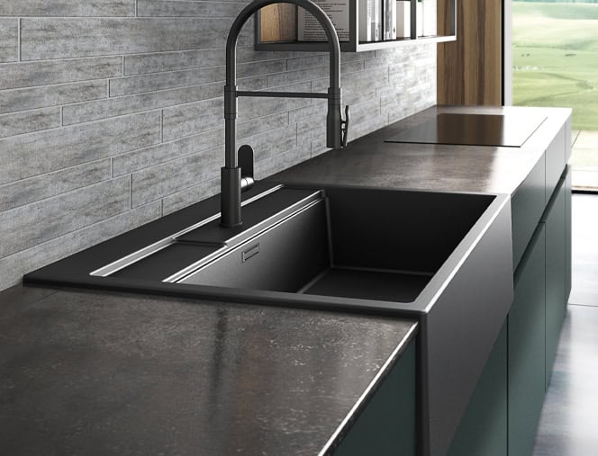 带黑色水龙头的现代厨房水槽